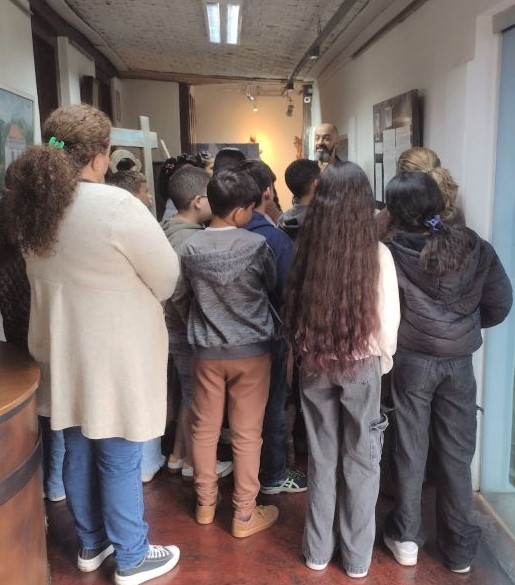api-modulos/fotos/img/galeria_cat_culturais_493/493/13820/VISITA GUIADA ESCOLA MUNICIPAL ELVIRA XAVIER DE MELO, PROF. ADRIANA, 27.08.2026 (6).jpg